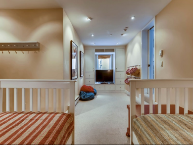 Four Bedroom Townhome with Views of Slopes!